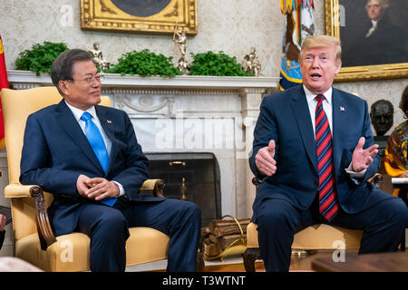 Washington, DC, Stati Uniti d'America. 11 apr 2019. Il presidente statunitense Trump (R) accoglie il Presidente Coreano Moon Jae-in (L) all'Ufficio Ovale della Casa Bianca di Washington, DC, Stati Uniti d'America, 11 aprile 2019. Presidente Luna si prevede di chiedere al Presidente Trump riduzione delle sanzioni alla Corea del Nord nel tentativo di avviare negoziati nucleare tra Corea del Nord e gli Stati Uniti. Credito: Jim LoScalzo/Piscina via CNP /MediaPunch Credito: MediaPunch Inc/Alamy Live News Foto Stock