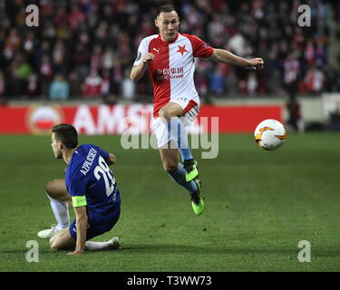 Praga, Repubblica Ceca. Xi Apr, 2019. Da sinistra CESAR AZPILICUETA di Chelsea e JAN BORIL di Slavia in azione durante la partita di football Champions League quarterfinal: Slavia Praha vs Chelsea a Praga Repubblica Ceca, Aprile 11, 2019. Credito: Michal Krumphanzl/CTK foto/Alamy Live News Foto Stock