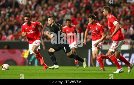 Lisbona, Portogallo. Xi Apr, 2019. firo: 11.04.2019, calcio, calcio: UEFA Europa League, EL, stagione 2018/2019 Quarti di finale, la prima gamba, Benfica - Eintracht Francoforte Lisbona, Portogallo - 11 aprile: Luka Jovic di Eintracht Frankfurt tenta la fuga Andreas Samaris di SL Benfica | Utilizzo di credito in tutto il mondo: dpa/Alamy Live News Foto Stock