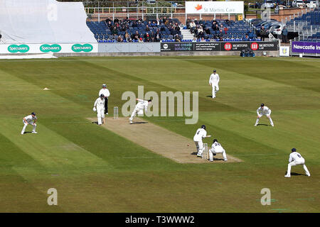 Chester Le Street, Regno Unito. 11 apr 2019. Sussex è Tom Haines bocce a Durham di Cameron Bancroft durante il primo giorno della contea di Specsavers gara di campionato tra Durham County Cricket Club e Sussex County Cricket Club a Emirates Riverside, Chester le street giovedì 11 aprile 2019. (Credit: Mark Fletcher | MI News) Credito: MI News & Sport /Alamy Live News Foto Stock