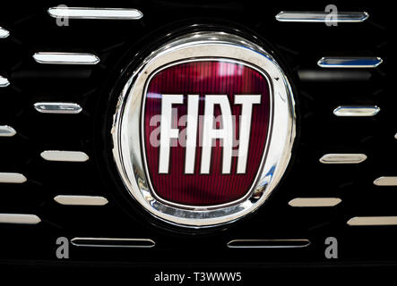 Kiev, Ucraina. Xi Apr, 2019. Costruttore di automobili italiano Fiat close-up visto il logo di Kiev. Credito: Igor Golovniov SOPA/images/ZUMA filo/Alamy Live News Foto Stock