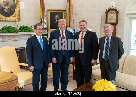 Washington, Stati Uniti d'America. Xi Apr, 2019. Stati Uniti Presidente Donald Trump, sta con il Presidente sud coreano Moon Jae-in, a sinistra, si erge con il Segretario di Stato Mike Pompeo e National Security Advisor John Bolton, destra, nell'Ufficio Ovale della Casa Bianca, 11 aprile 2019 a Washington, DC Credito: Planetpix/Alamy Live News Foto Stock