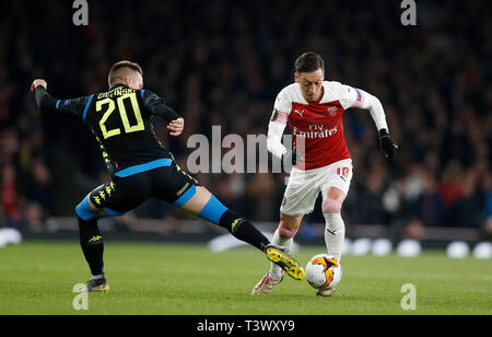 Londra, Regno Unito. Xi Apr, 2019. Dell'Arsenal Mesut Ozil (R) passa davanti a Napoli di Piotr Zielinski durante la UEFA Europa League quarti di finale prima gamba match tra Arsenal e Napoli presso l'Emirates Stadium di Londra, Gran Bretagna il 11 aprile 2019. Arsenal ha vinto 2-0. Credito: Matteo Impey/Xinhua/Alamy Live News Foto Stock