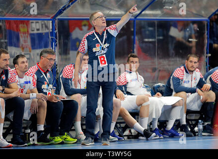 A Belgrado, in Serbia. Xi Apr, 2019. Croazia head coach lino Cervar gesti durante il 2020 uomini europei campionato di pallamano partita di qualificazione tra Serbia e Croazia in Serbia, a Belgrado, in data 11 aprile 2019. Partita è finita in un sorteggio di 25-25. Credito: Predrag Milosavljevic/Xinhua/Alamy Live News Foto Stock