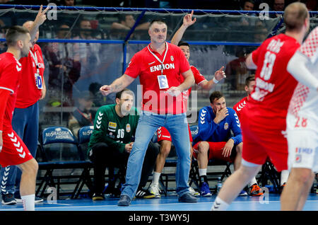 A Belgrado, in Serbia. Xi Apr, 2019. La Serbia il capo allenatore Nenad Perunicic (C) gesti durante il 2020 uomini europei campionato di pallamano partita di qualificazione tra Serbia e Croazia in Serbia, a Belgrado, in data 11 aprile 2019. Partita è finita in un sorteggio di 25-25. Credito: Predrag Milosavljevic/Xinhua/Alamy Live News Foto Stock