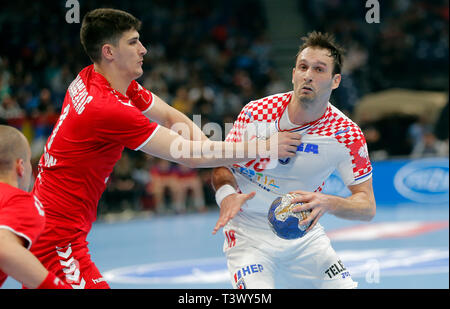A Belgrado, in Serbia. Xi Apr, 2019. La Croazia è Igor Karacic (R) il sistema VIES con la Serbia di Nikola Crnoglavac durante il 2020 uomini europei campionato di pallamano partita di qualificazione tra Serbia e Croazia in Serbia, a Belgrado, in data 11 aprile 2019. Partita è finita in un sorteggio di 25-25. Credito: Predrag Milosavljevic/Xinhua/Alamy Live News Foto Stock