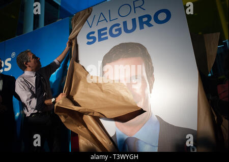 Malaga, Spagna. Xi Apr, 2019. Un grande poster raffigurante il candidato presidenziale Pablo Casado dal Partito popolare è scoperto in un evento pubblico durante l'apertura spagnolo elezioni generali. Oggi, 12 aprile, oficially inizia la campagna per lo spagnolo elezioni generali che è pianificata per il 28 aprile. Partito popolare e i loro leader e candidato presidenziale Pablo Casado, speranza per diventare il prossimo Primo ministro spagnolo. Credito: Gesù Merida/SOPA Immagini/ZUMA filo/Alamy Live News Foto Stock