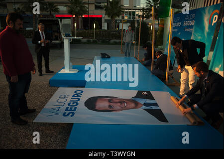 Malaga, Spagna. Xi Apr, 2019. Un grande poster raffigurante il candidato presidenziale Pablo Casado dal Partito popolare è visualizzato sul pavimento in un evento pubblico durante l'apertura spagnolo elezioni generali. Oggi, 12 aprile, oficially inizia la campagna per lo spagnolo elezioni generali che è pianificata per il 28 aprile. Partito popolare e i loro leader e candidato presidenziale Pablo Casado, speranza per diventare il prossimo Primo ministro spagnolo. Credito: Gesù Merida/SOPA Immagini/ZUMA filo/Alamy Live News Foto Stock