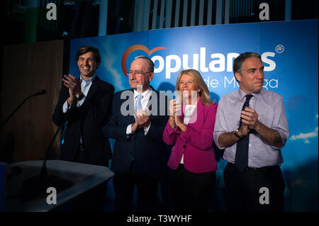 Malaga, Spagna. Xi Apr, 2019. Pablo Montesinos (L), il candidato da Malaga per il congresso di partito popolare è visto applaudire con membri del partito popolare in un evento pubblico durante l'apertura spagnolo elezioni generali. Oggi, 12 aprile, oficially inizia la campagna per lo spagnolo elezioni generali che è pianificata per il 28 aprile. Partito popolare e i loro leader e candidato presidenziale Pablo Casado, speranza per diventare il prossimo Primo ministro spagnolo. Credito: Gesù Merida/SOPA Immagini/ZUMA filo/Alamy Live News Foto Stock