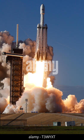 La SpaceX secondo Falcon razzo pesante sollevato dal giovedì con il Arabsat 6un satellite di comunicazioni. Il più potente del mondo launcher operativa sollevata dal tampone 39a in corrispondenza di NASA Kennedy Space Center in Florida al 6:35 p.m. EDT (2235 GMT), e le sue tre primo stadio i booster atterrato a meno di dieci minuti più tardi '"' due torna a Cape Canaveral e uno su un drone nave in mare. Aprile 11, 2019. Foto da Gene BlevinsZumaPress. (Credito Immagine: © Gene BlevinsZUMA filo) Foto Stock