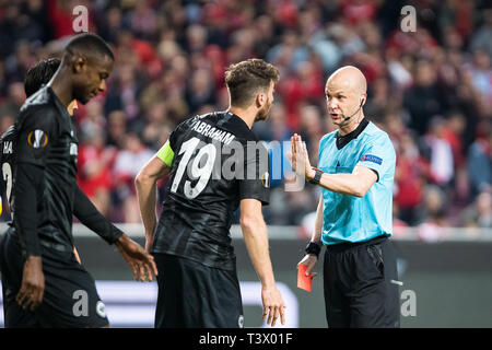 Il capitano di Eintracht Frankfurt team, David Abramo, parla all'arbitro, Anthony Taylor, dopo che il suo compagno di squadra Evan N'Dicka ottenere un cartellino rosso durante la UEFA Europa League 2018/2019 partita di calcio tra SL Benfica vs Eintracht Francoforte. (Punteggio finale: SL Benfica 4 - 2 Eintracht Francoforte) Foto Stock