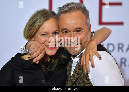 Monaco di Baviera, Deutschland. Xi Apr, 2019. Katahrina Schwarz, Thomas DARCHINGER (entrambi gli attori), tappeto rosso, moquette rossa e arrivo. Cinema premiere DER CADUTA COLLINI su 11.04.2019 presso il Cinema Mathaeser in Monaco di Baviera | Utilizzo di credito in tutto il mondo: dpa/Alamy Live News Foto Stock