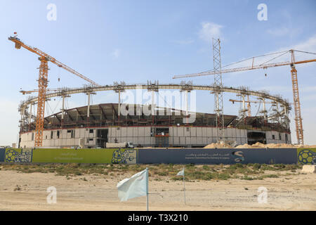 Doha in Qatar. Il 12 aprile 2019. Una vista generale di Al Thumama 40.000-sede dello stadio di calcio in costruzione ospiterà 2022 FIFA World Cup in Qatar progettato da Ibrahim Jaidah Credito: amer ghazzal/Alamy Live News Foto Stock