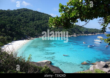 , Similan Thailandia. 08 Mar, 2019. Motoscafi giacciono nelle acque cristalline della 'Ao Kuerk' bay sull'isola di Ko Similan. Ko Similan è il nome di isola dando un totale di nove isole nel mare delle Andamane. Le isole disabitate insieme con altre due isole forma il Mu Ko Similan Parco Nazionale. Credito: Alexandra Schuler/dpa/Alamy Live News Foto Stock