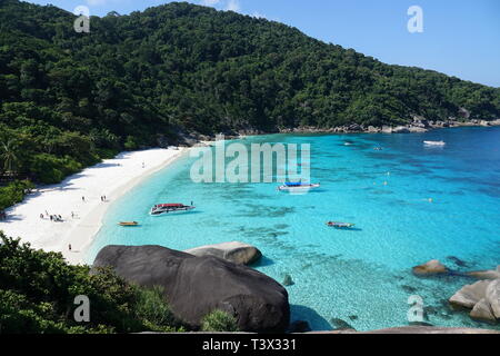 , Similan Thailandia. 08 Mar, 2019. Motoscafi giacciono nelle acque cristalline della 'Ao Kuerk' bay sull'isola di Ko Similan. Ko Similan è il nome di isola dando un totale di nove isole nel mare delle Andamane. Le isole disabitate insieme con altre due isole forma il Mu Ko Similan Parco Nazionale. Credito: Alexandra Schuler/dpa/Alamy Live News Foto Stock