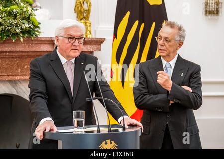 Berlino, Deutschland. Decimo Apr, 2019. 10.04.2019, Dieter Kosslick, da lungo tempo direttore della International Festival Fim, Berlinale, riceve la Croce federale al merito di prima classe assegnato dal Presidente federale Frank-Walter Steinmeier allo Schloss Bellevue di Berlino. | Utilizzo di credito in tutto il mondo: dpa/Alamy Live News Foto Stock