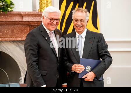 Berlino, Deutschland. Decimo Apr, 2019. 10.04.2019, Dieter Kosslick, da lungo tempo direttore della International Festival Fim, Berlinale, riceve la Croce federale al merito di prima classe assegnato dal Presidente federale Frank-Walter Steinmeier allo Schloss Bellevue di Berlino. | Utilizzo di credito in tutto il mondo: dpa/Alamy Live News Foto Stock