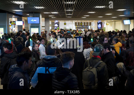 12 aprile 2019, Spagna, Madrid: il controllo di sicurezza a 'Adolfo SUAREZ Barajas' aeroporto è molto occupato. Controlli di sicurezza in aeroporto è in sciopero. La ATES unione ha chiamato per uno sciopero per chiedere migliori condizioni di lavoro per le forze di sicurezza. Foto: Luca Piergiovanni/dpa Foto Stock