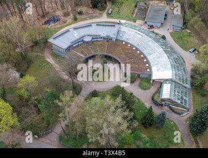 Eberswalde, Germania. Xi Apr, 2019. Il bosco giardino botanico di Eberswalde università per lo Sviluppo Sostenibile (HNEE), vista aerea con un drone. Credito: Patrick Pleul/dpa-Zentralbild/ZB/dpa/Alamy Live News Foto Stock