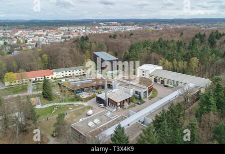 Eberswalde, Germania. Xi Apr, 2019. Il campus della foresta della Hochschule für nachhaltige Entwicklung Eberswalde (HNEE), vista aerea con un drone. Credito: Patrick Pleul/dpa-Zentralbild/ZB/dpa/Alamy Live News Foto Stock