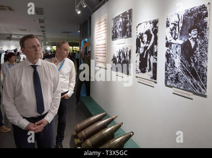 Ho Chi Minh Stadt, Vietnam. Xii Apr, 2019. Bodo Ramelow (sinistra), il primo ministro del Land di Turingia, visita il Museo dei Resti della Guerra. Sui sette giorni di viaggio, circa un centinaio di rappresentanti di affari, scienza e politica potrà visitare Hanoi e Ho Chi Minh City, con il focus sul reclutamento di lavoratori qualificati per le aziende della Turingia. Credito: Michael Reichel/dpa/Alamy Live News Foto Stock