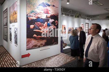 Ho Chi Minh Stadt, Vietnam. Xii Apr, 2019. Bodo Ramelow (Sinistra, r), il primo ministro del Land di Turingia, visita il Museo dei Resti della Guerra. Sui sette giorni di viaggio, circa un centinaio di rappresentanti di affari, scienza e politica potrà visitare Hanoi e Ho Chi Minh City, con il focus sul reclutamento di lavoratori qualificati per le aziende della Turingia. Credito: Michael Reichel/dpa/Alamy Live News Foto Stock