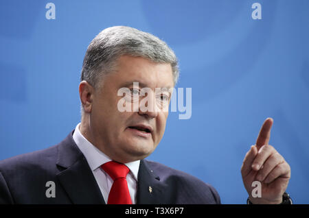 Berlino, Germania. Xii Apr, 2019. Visita il presidente ucraino Petro Poroshenko partecipa a una conferenza stampa congiunta con il Cancelliere tedesco Angela Merkel (non in foto) presso la cancelleria tedesca a Berlino, capitale della Germania, il 12 aprile 2019. Credito: Shan Yuqi/Xinhua/Alamy Live News Foto Stock