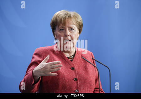Berlino, Germania. Xii Apr, 2019. Il cancelliere tedesco Angela Merkel partecipa a una conferenza stampa congiunta con la visita il presidente ucraino Petro Poroshenko (non in foto) presso la cancelleria tedesca a Berlino, capitale della Germania, il 12 aprile 2019. Credito: Shan Yuqi/Xinhua/Alamy Live News Foto Stock
