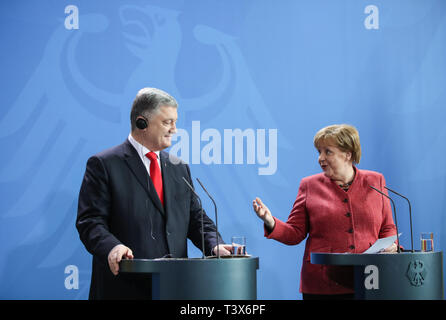 Berlino, Germania. Xii Apr, 2019. Il cancelliere tedesco Angela Merkel (R) e visitando il presidente ucraino Petro Poroshenko partecipare ad una conferenza stampa congiunta presso la cancelleria tedesca a Berlino, capitale della Germania, il 12 aprile 2019. Credito: Shan Yuqi/Xinhua/Alamy Live News Foto Stock