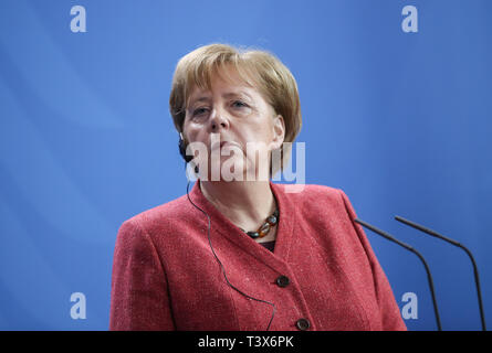 Berlino, Germania. Xii Apr, 2019. Il cancelliere tedesco Angela Merkel partecipa a una conferenza stampa congiunta con la visita il presidente ucraino Petro Poroshenko (non in foto) presso la cancelleria tedesca a Berlino, capitale della Germania, il 12 aprile 2019. Credito: Shan Yuqi/Xinhua/Alamy Live News Foto Stock