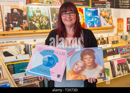 Bournemouth Dorset, Regno Unito. 12 apr 2019. La Vault negozio di record a livello commerciale Road, Bournemouth preparare per il record Store Day di domani e per incoraggiare le persone a visitare il sito web e il supporto di registrazione locale memorizza. Il negozio apre alle 8 di mattina con code prevede di accedere a centinaia di edizioni limitate da una vasta gamma di artisti che non sono in grado di salvare in anticipo o preorder. Le leggende come David Bowie e Queen che non sono più con noi sarà popolare vinili. Chrissy contiene fino Bowie PinUps e Duran Duran come si abbassano le luci. Credito: Carolyn Jenkins/Alamy Live News Foto Stock