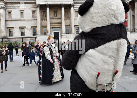 Trafalgar Square, Londra, Regno Unito. Il 12 aprile 2019. Attore Christopher processi ecologici in costume come la regina Elisabetta 1st. "Costruzione di un'icona è una performance, un design creativo e di un progetto di comunità, che offre nuovi modi per condividere storie di Elisabetta I CREDITI: Matteo Chattle/Alamy Live News Foto Stock