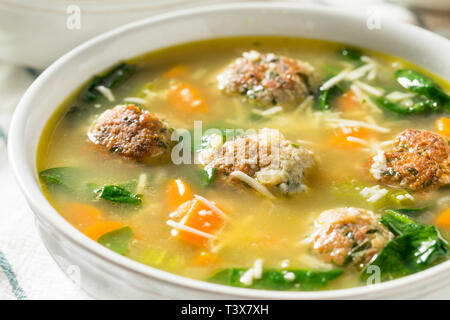 In casa matrimonio italiano minestra con spinaci e polpette di carne Foto Stock