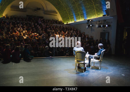 Vilnius Lituania - 11 Aprile 2011 Herta Muller sul palcoscenico del teatro. Foto Stock