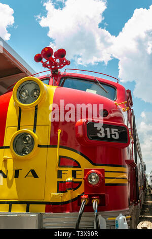 La locomotiva vintage Santa Fe Super Chief WarBonnet al museo della ferrovia di Galveston Foto Stock