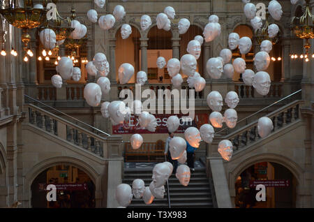 Teste flottante Installazione da Sophie Grotta, più di cinquanta, ciascuna visualizzazione emozioni diverse tra cui risate e disperazione. Foto Stock