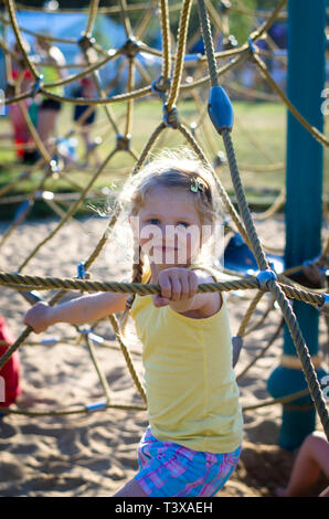 Bambina giocare nel parco giochi Foto Stock