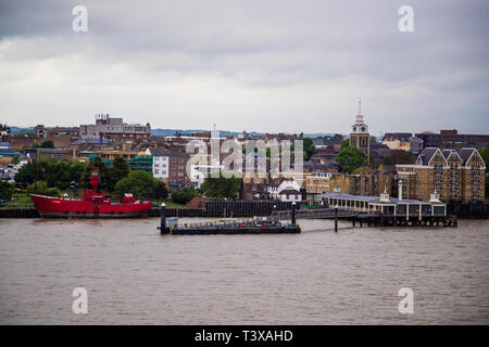 Gravesend Kent. Regno Unito. Il fiume il Tamigi e la città di Gravesend. Foto Stock