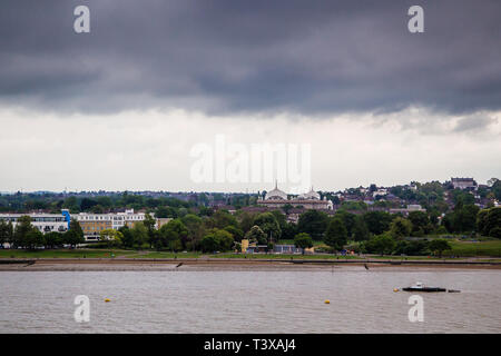 Gravesend Kent. Regno Unito. Il fiume il Tamigi e la città di Gravesend prom come dal fiume Tamigi con il Gurdwara in background. Foto Stock