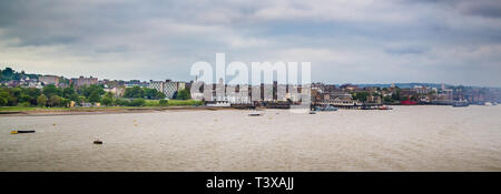 Gravesend Kent. Regno Unito. Il fiume il Tamigi e la città di Gravesend. Foto Stock