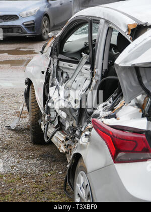 San Pietroburgo, Russia Aprile 3, 2019 Hyundai Solaris dopo un incidente di automobile airbag non funzionava vista posteriore Foto Stock