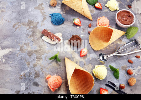 Set di gelato palline di diversi colori e sapori con bacche e frutti decorazione. icecream variazione Foto Stock