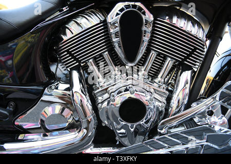Profilo di primo piano dell'intero telaio di un complessivo motore e tubi per motociclette cromato lucido Foto Stock