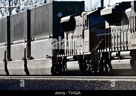 Ginevra, Illinois, Stati Uniti. La finale di un trio di locomotive ferroviarie dell'Unione del Pacifico alimenta un trasporto misto costituito da merci dirette ad est attraverso Ginevra, Illinois. Foto Stock