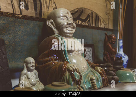 Vecchie figure di argilla di Buddha in negozio di antiquariato in Cina Foto Stock