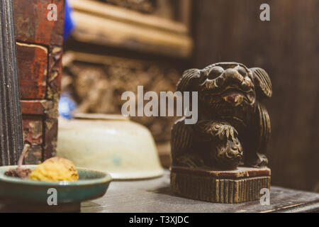 Piccolo Cane statuetta in negozio di antiquariato in Cina Foto Stock