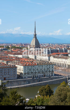 Vista di Torino, il Po e la Mole Antonelliana torre in una soleggiata giornata estiva in Italia Foto Stock