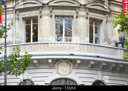 Parigi, Francia - 22 luglio 2017: Galeries Lafayette Luxury department store in segno di Parigi, Francia. Foto Stock