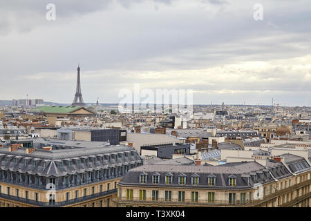 Tetti di Parigi e vista Torre Eiffel in una giornata nuvolosa in Francia Foto Stock