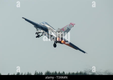 Royal Air Force RAF Panavia Tornado F3 jet da combattimento aereo di Firebirds 56 squadron decollare Royal International Air Tattoo airshow con postbruciatore: Foto Stock